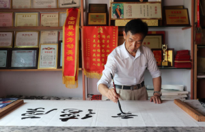墨海泛舟抒胸臆 挥毫驰骋展才情 ——记湖南省新化县国家一级美术师陈许仙